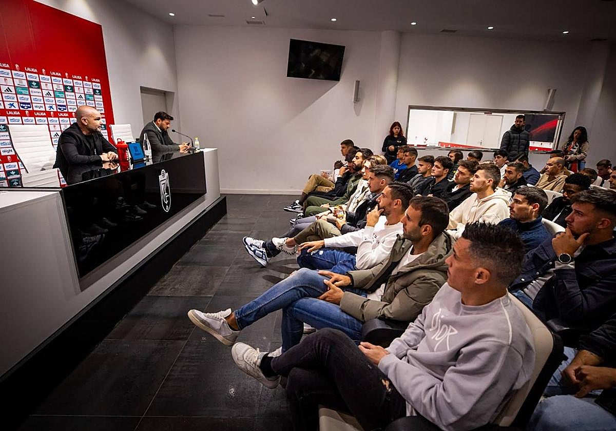 Los futbolistas escuchan a Paco López.