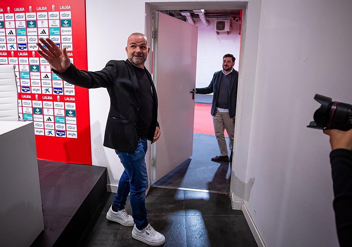 Paco López abandonando la rueda de prensa de su despedida.