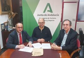 El delegado José Ayala entrega el pergamino al alcalde, Pascual Manjón.