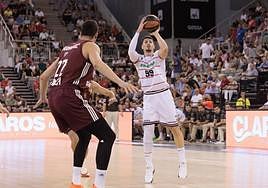 Yiftach Ziv lanza a canasta frente al Bayern de Múnich.