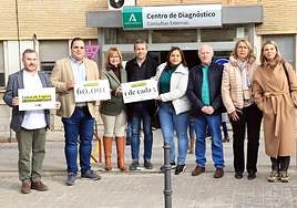 Representantes socialistas, a las puertas del Hospital de Jaén, este martes.