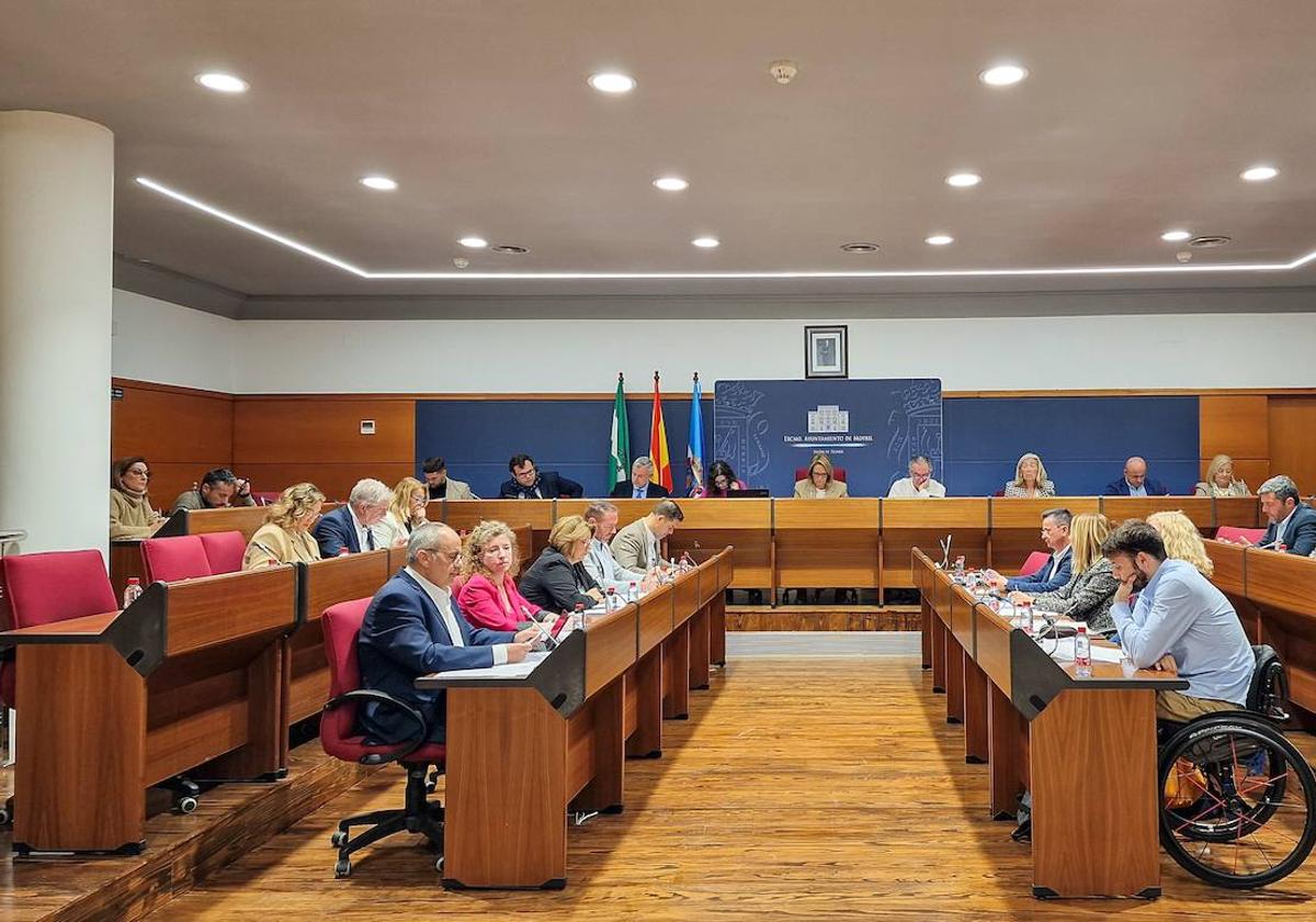 Motril aprueba los presupuestos de 2024 entre críticas de los trabajadores municipales