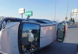 Estado en el que quedó el coche volcado.