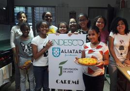 Exposición y venta de cuadros solidarios por los niños de la República Dominicana