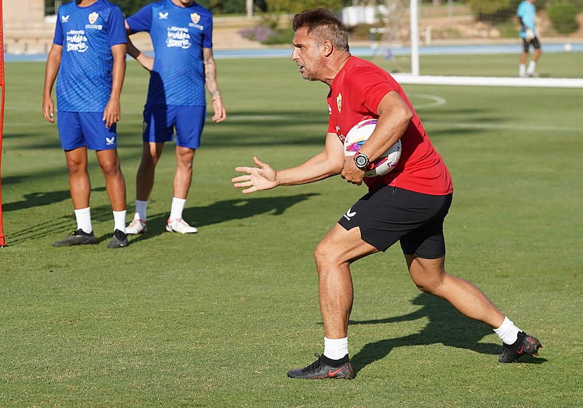 Julio Hernando da explicaciones, con intensidad, durante la sesión de trabajo.
