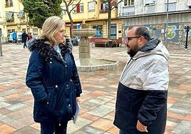 La portavoz de Vox, Beatriz Sánchez, charla con uno de los representantes vecinales de la Chana.