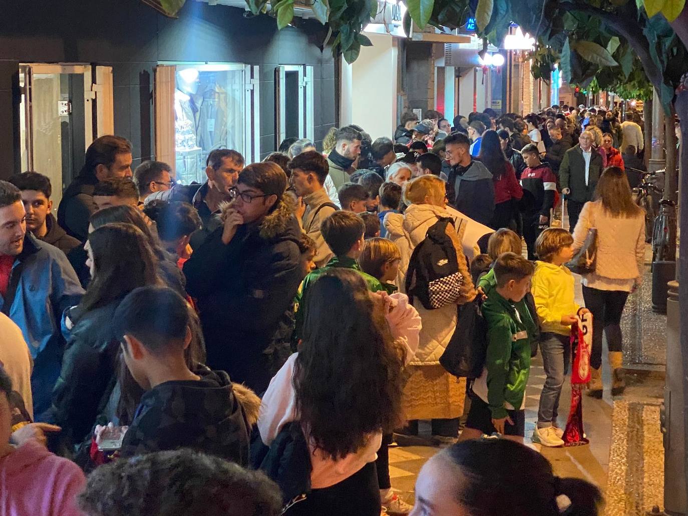 Largas colas para ver a los futbolistas del Granada.