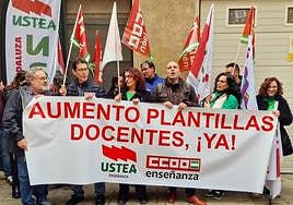 Concentración frente a la Delegación de Desarrollo Educativo y FP de Jaén.