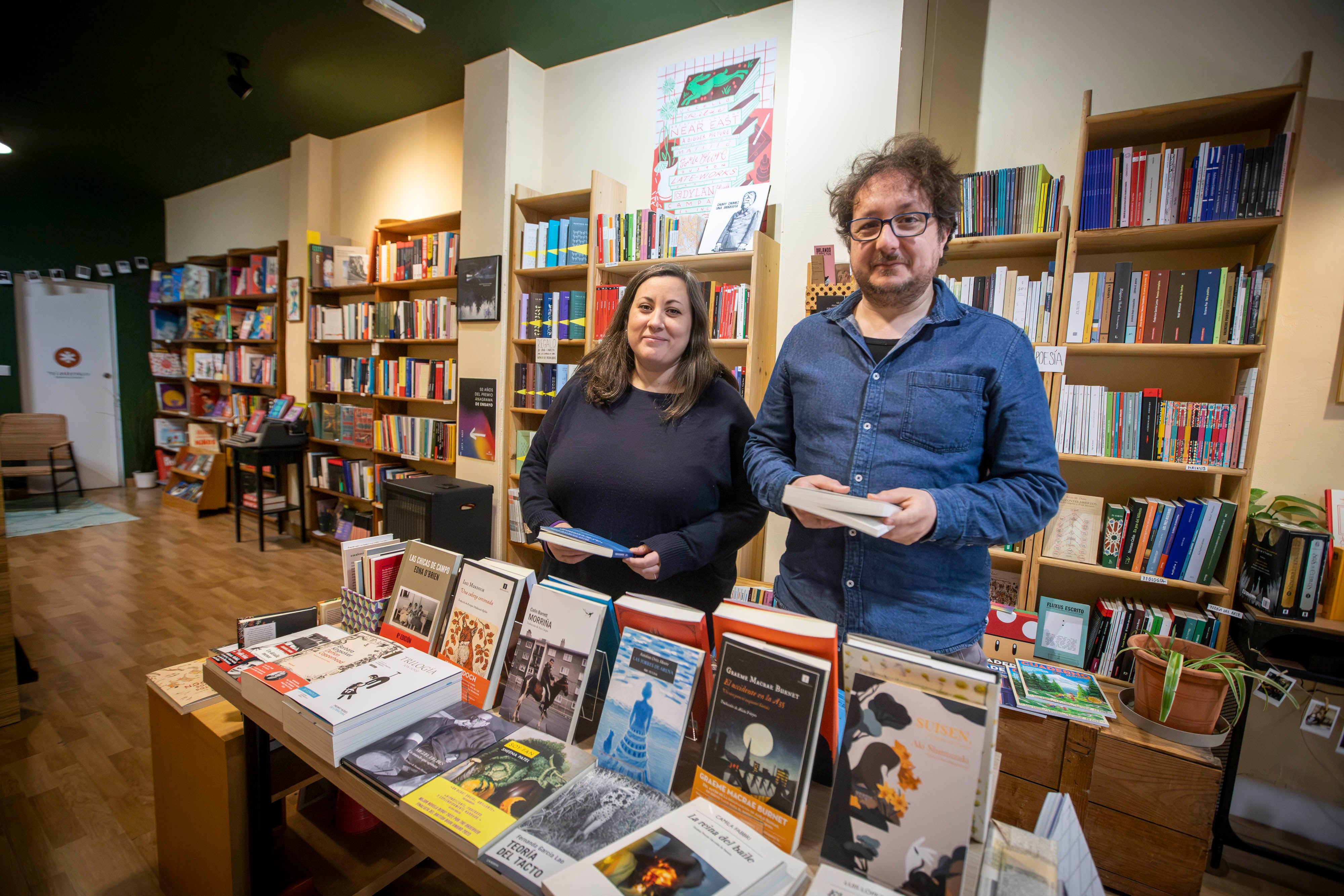 Noa y Daniel, entre los libros de su tienda.
