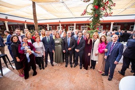 José Miguel Amaya, rodeado de familiares y amigos que le acompañaron en el acto de homenaje con motivo de su jubilación.