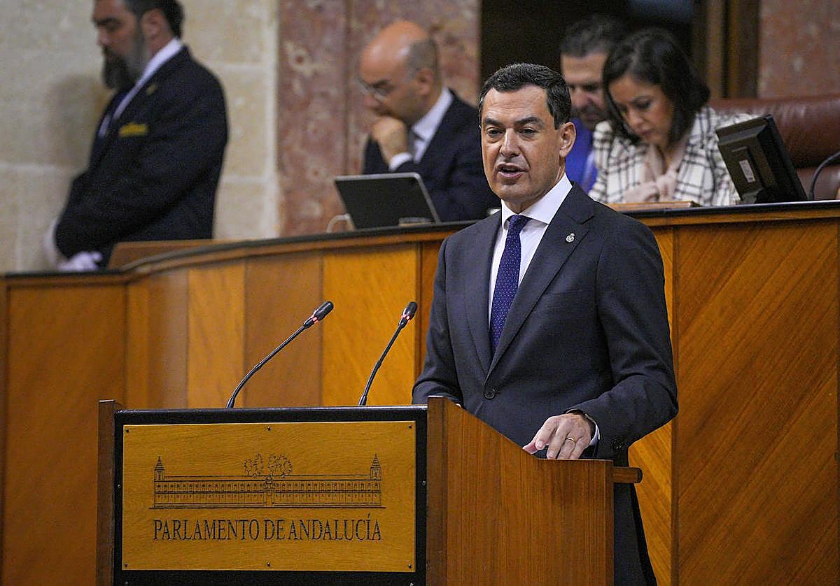 El presidente de la Junta de Andalucía, Juanma Moreno interviene en el pleno