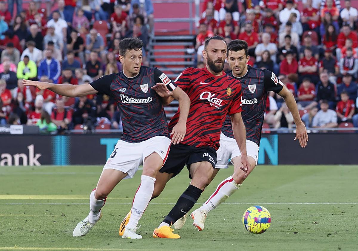 El delantero albanés del Mallorca, Vedat Muriqi, pelea un balón con Mikel Vesga y Daniel Vivian.