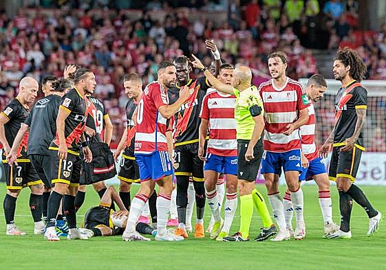 González Fuertes expulsó a Puertas en el Granada Rayo.