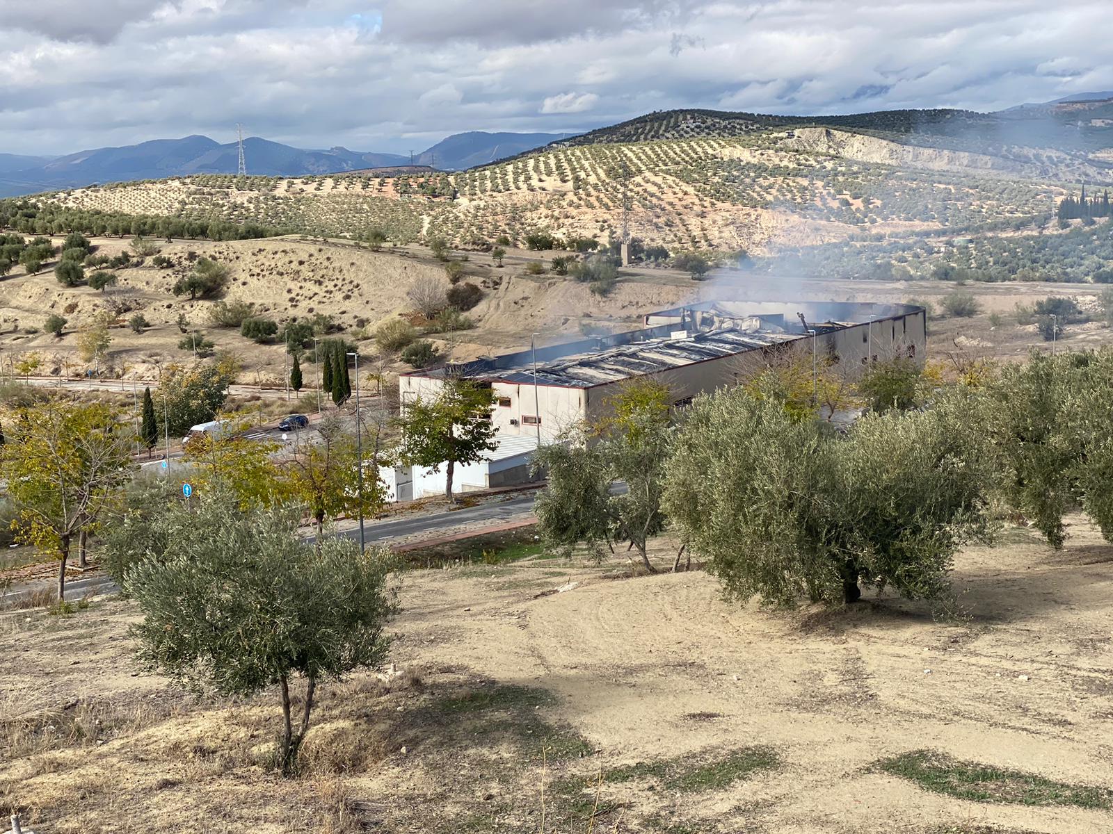 El incendio de la panadería de Alfacar, en imágenes