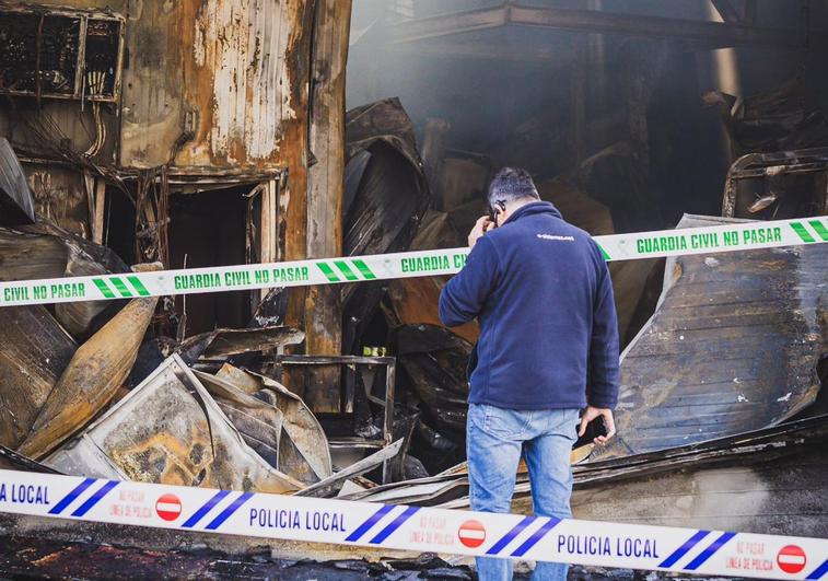 Nave incendiada en Alfacar la pasada madrugada.