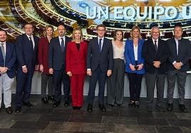 Inmaculada Hernández, tercera por la derecha, con Alberto Núñez Feijóo y otros cargos populares.