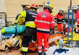 Traslado del trabajador herido para su evacuación de las obras.