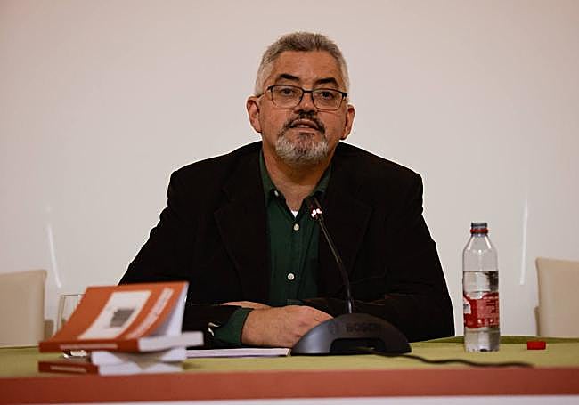 El profesor y escritor José Abad ofreció una conferencia.