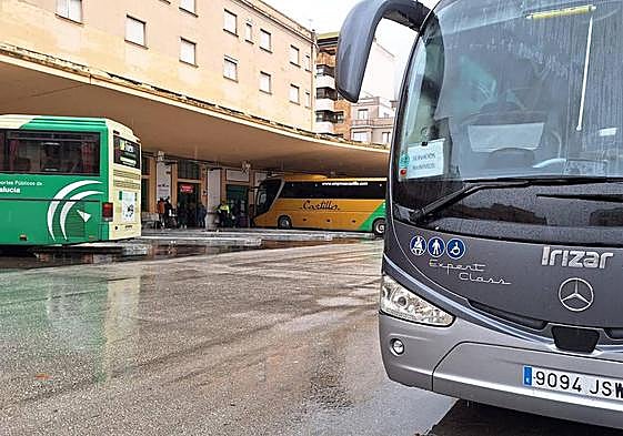 Un autobús sale de la estación con el cartel de servicios mínimos.