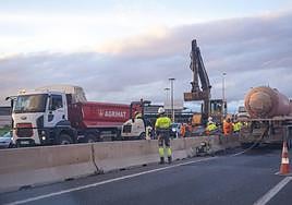 Reparación del socavón y del resalto que aparecieron ayer jueves en la autovía.