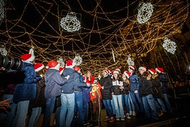 Un grupo de niños rodea a la alcaldesa en el encendido del alumbrado.