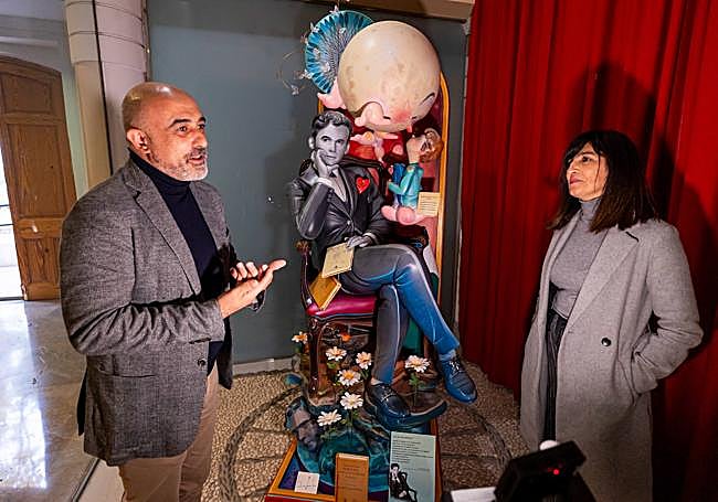 José Manuel Molino y Pilar Caracuel recibieron la donación.