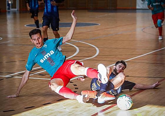 Un jugador del Sma Granada trata de ganar un balón dividido.