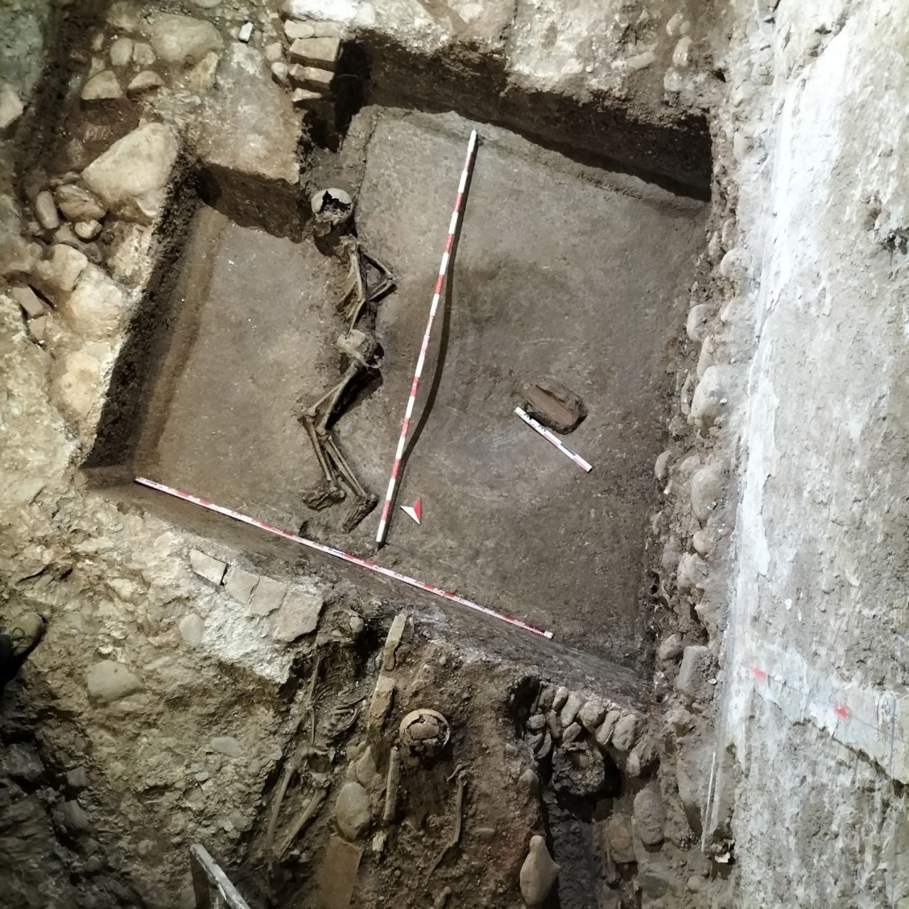 Dentro de la pileta había los restos de un varón menor de 30 años recostado sobre el lado derecho.