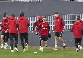 Bryan Zaragoza, de vuelta al equipo, completa el calentamiento para el último entrenamiento del equipo junto a sus compañeros.