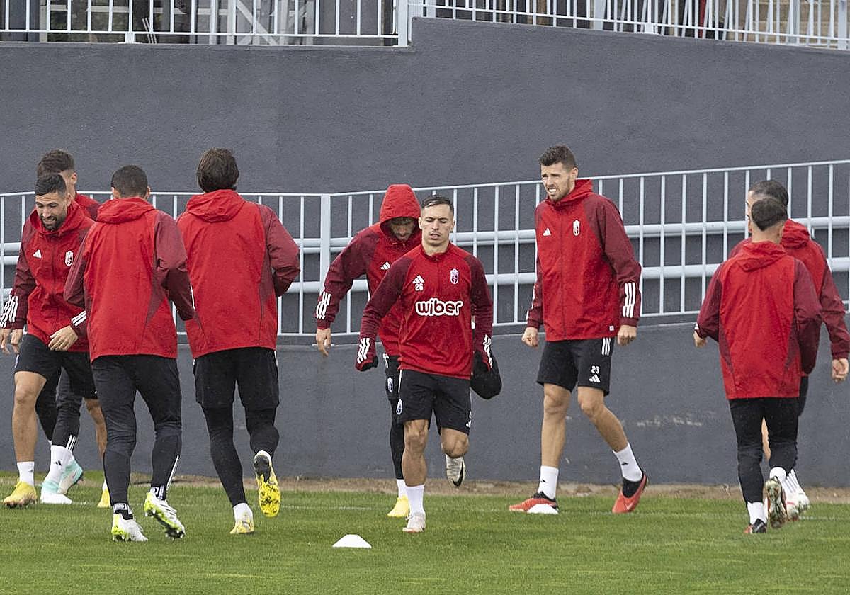 Bryan Zaragoza, de vuelta al equipo, completa el calentamiento para el último entrenamiento del equipo junto a sus compañeros.