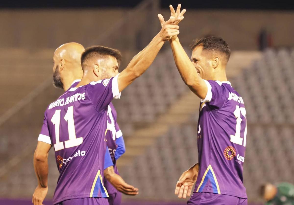 Los jugadores jienenses celebran un gol en La Victoria.