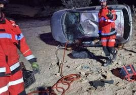 Bomberos tras el rescate del hombre atrapado en un vehículo en Pedro Martínez.