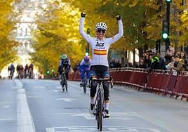 Mavi García leventa los brazos en la línea de meta.