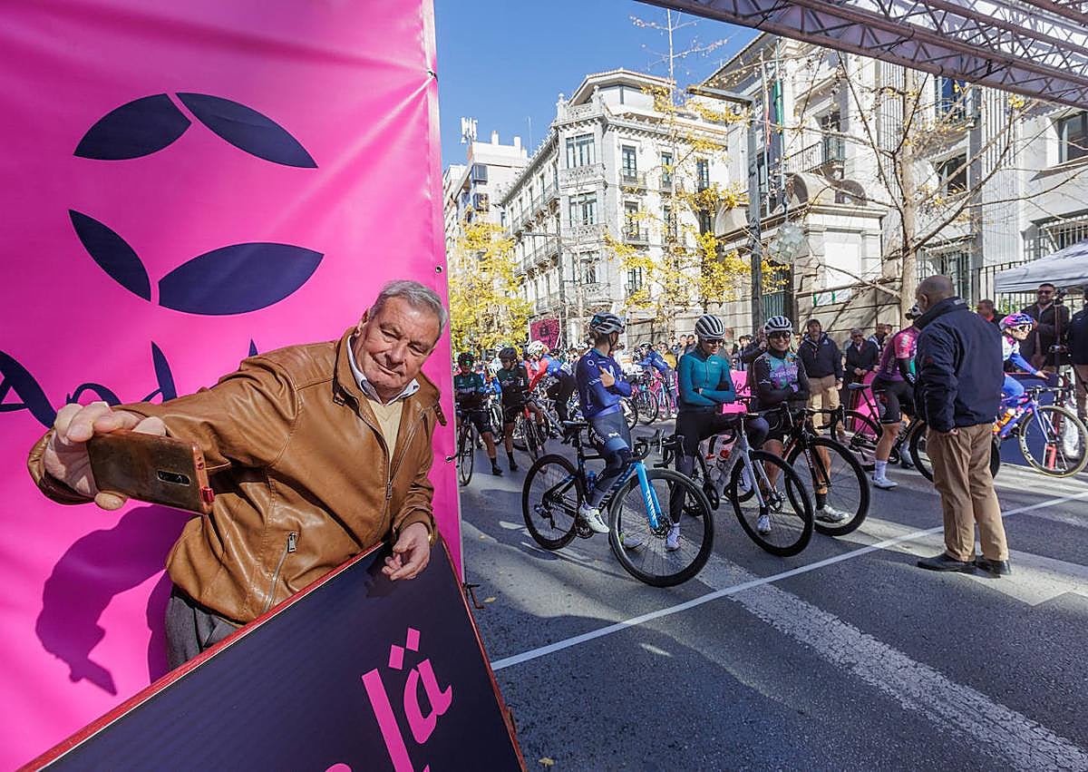 Imagen secundaria 1 - Las ciclistas se dejaron fotografiar durante todo el evento.