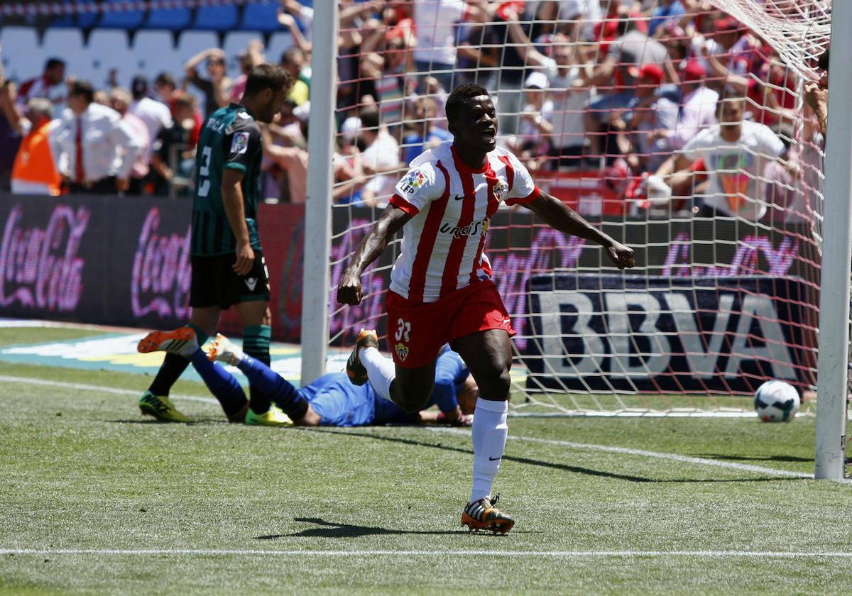 Ramó Azeez celebra un gol para la historia.