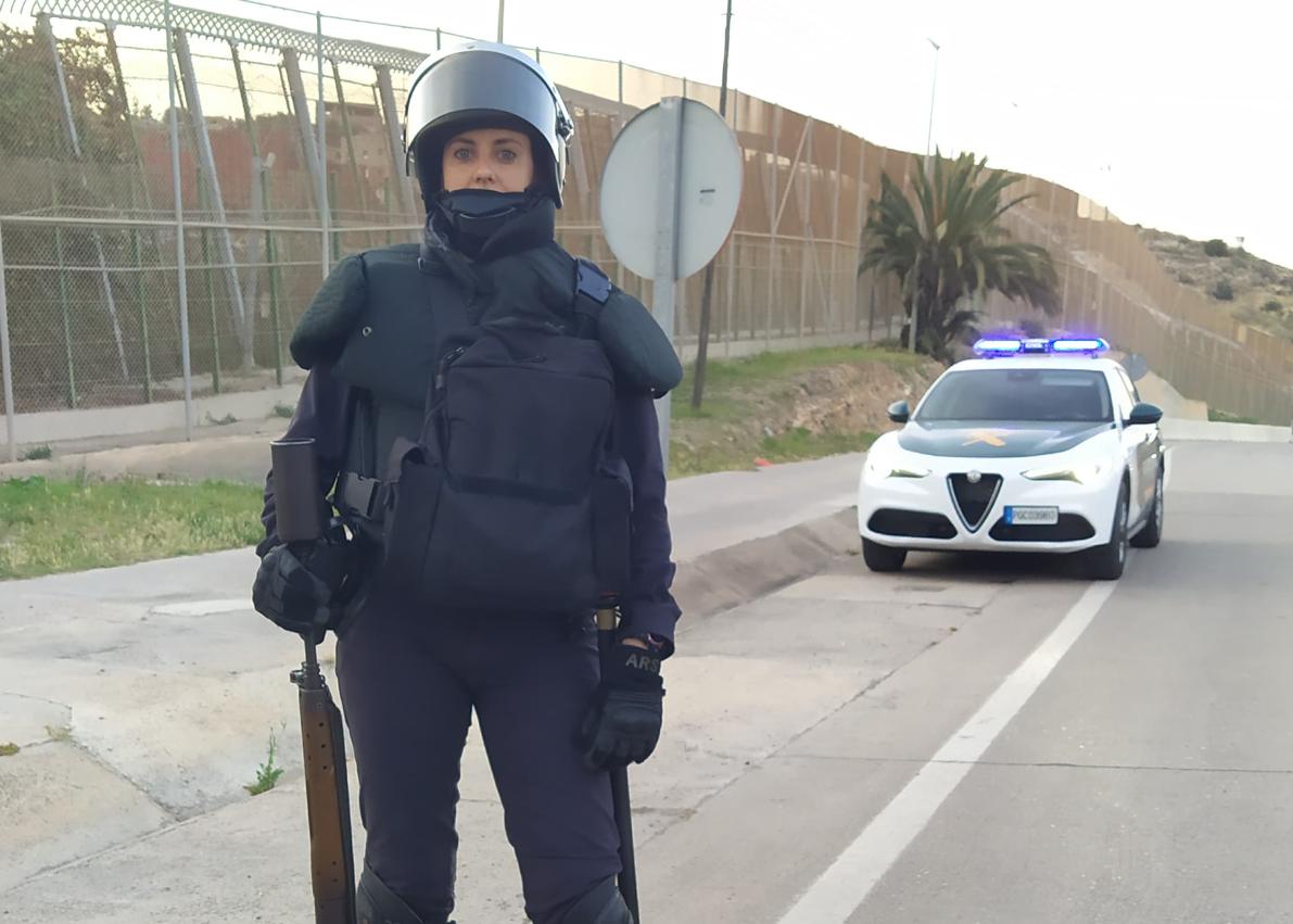 Imagen secundaria 1 - Cristina Martínez durante varias operaciones y entrenamientos. 