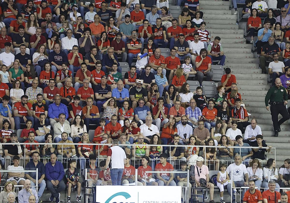 Encuéntrate en la grada durante el Covirán Granada - Gran Canaria