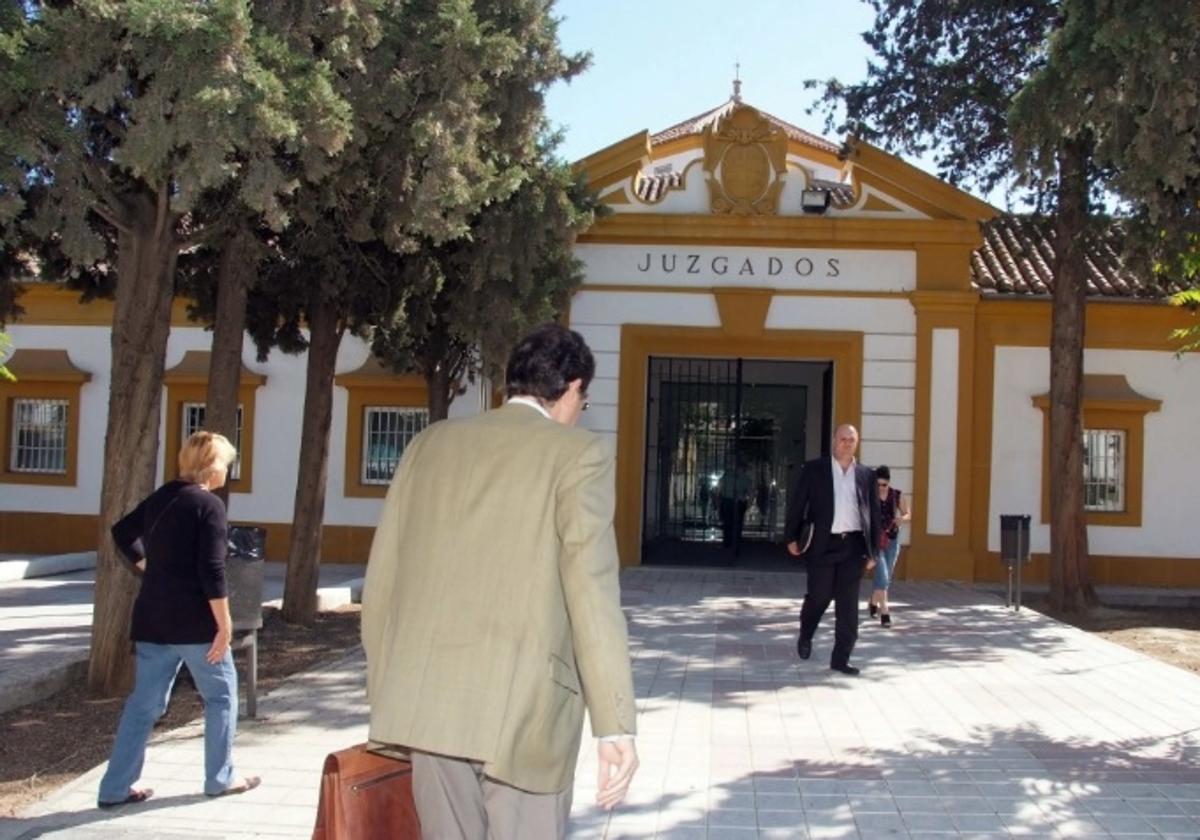 La entrada del Juzgado de Guadix.