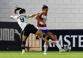 Marta Carrasco trata de sacar el balón desde atrás ante Anita Marcos.