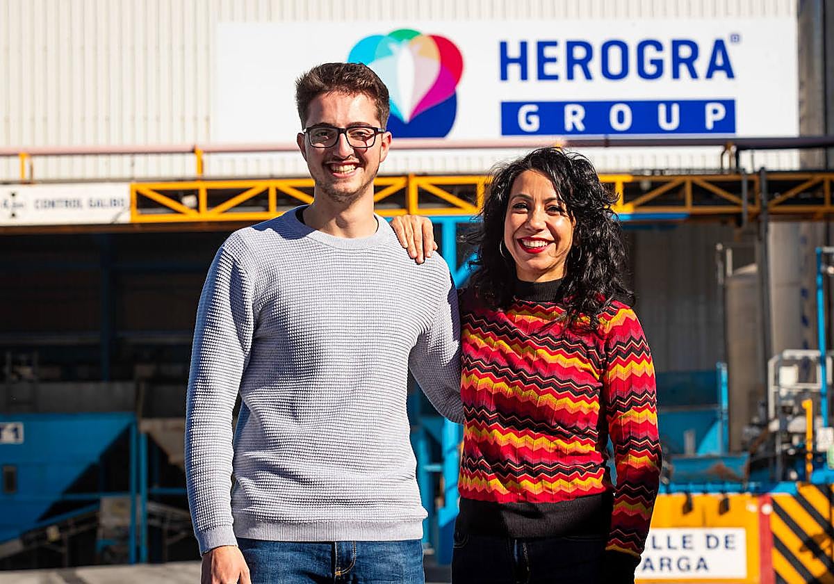 Ángel Reina, exalumno de FP Dual con la jefa de fábrica de Herogra, Almudena Sánchez.