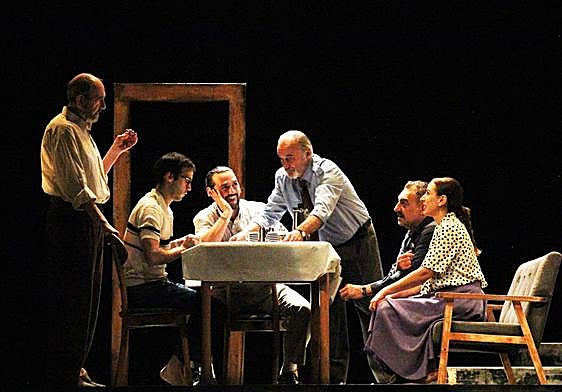 Todos los personajes que interpretan la obra, en escena.