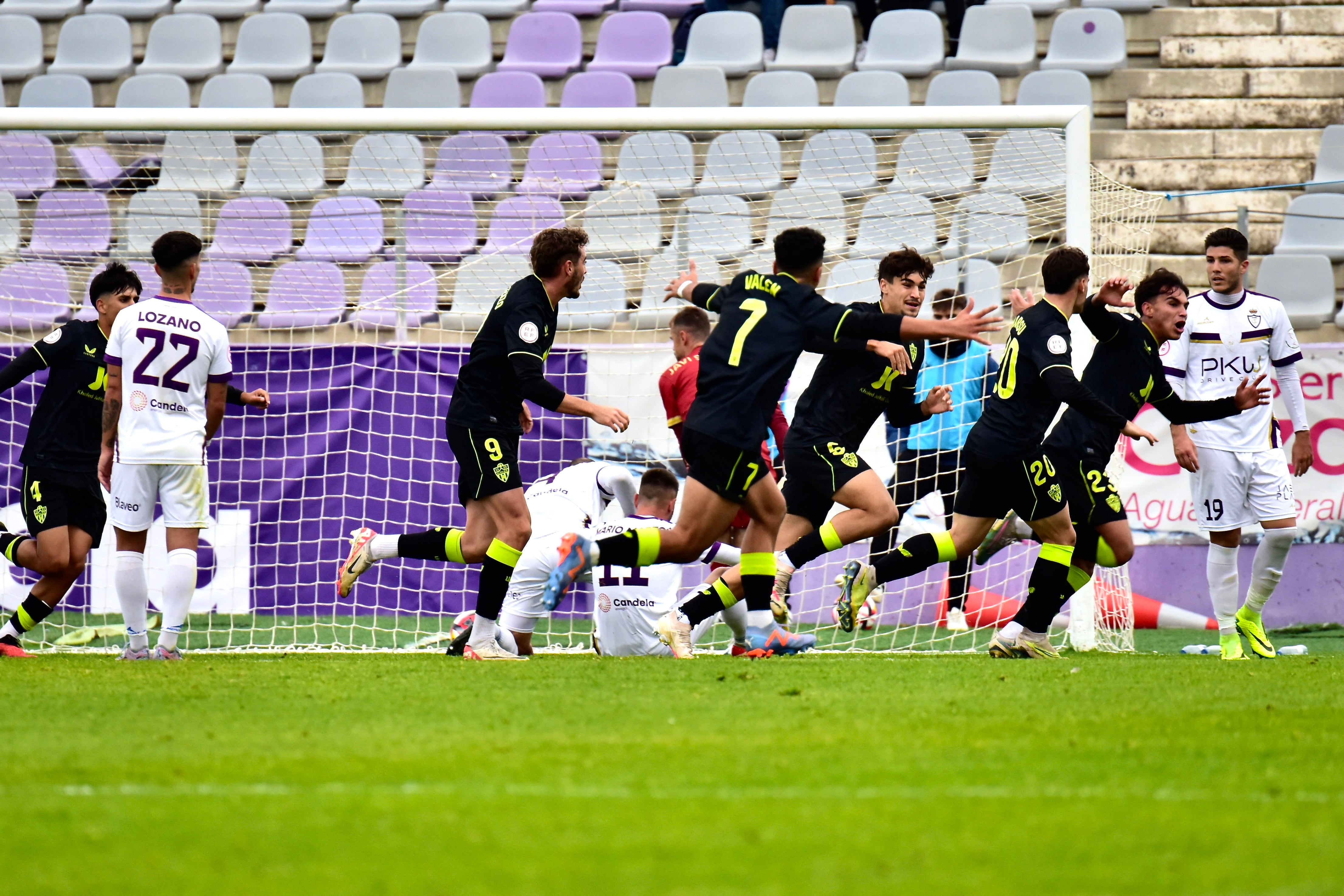 El Almería B celebra su tanto.