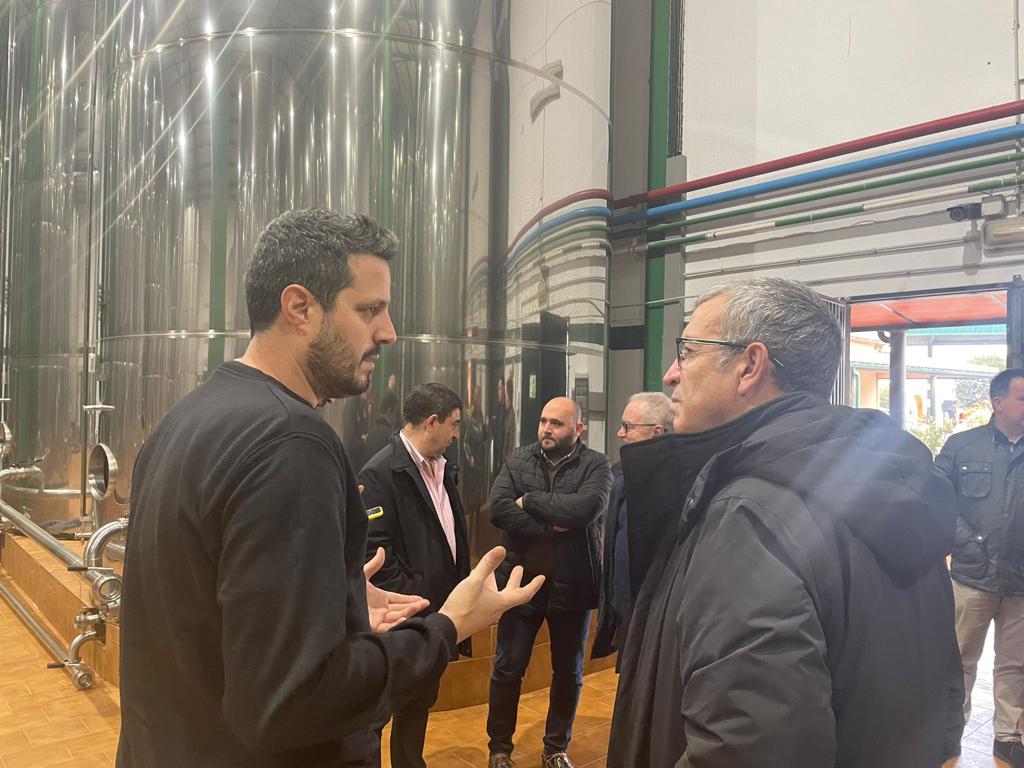 Visita a la Cooperativa Virgen de los Remedios, en Jimena, de representantes de la administración y la asociación 'EsMontaña'.