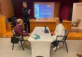 La Policía Nacional da un taller a sanitarios de Vithas Almería sobre cómo prevenir las agresiones