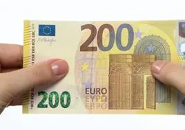 Un experto advierte cómo detectar los billetes de euro falsos.