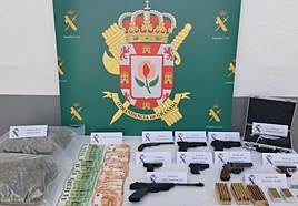 Arsenal, marihuana y dinero incautado por la Guardia Civil.