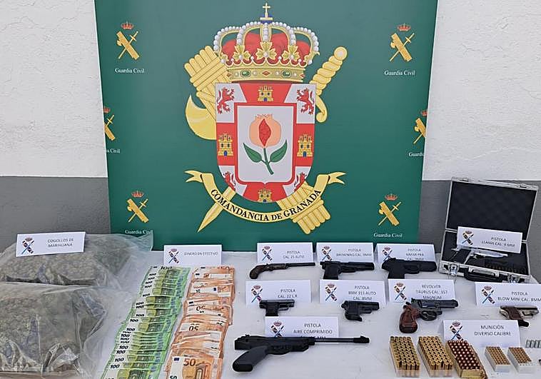 Arsenal, marihuana y dinero incautado por la Guardia Civil.