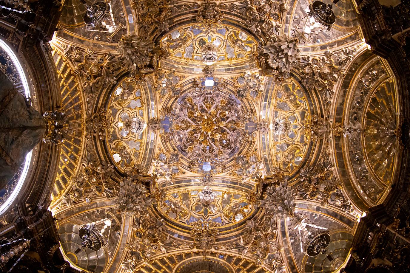 Las imágenes del espectacular camarín de la Virgen del Rosario de Granada