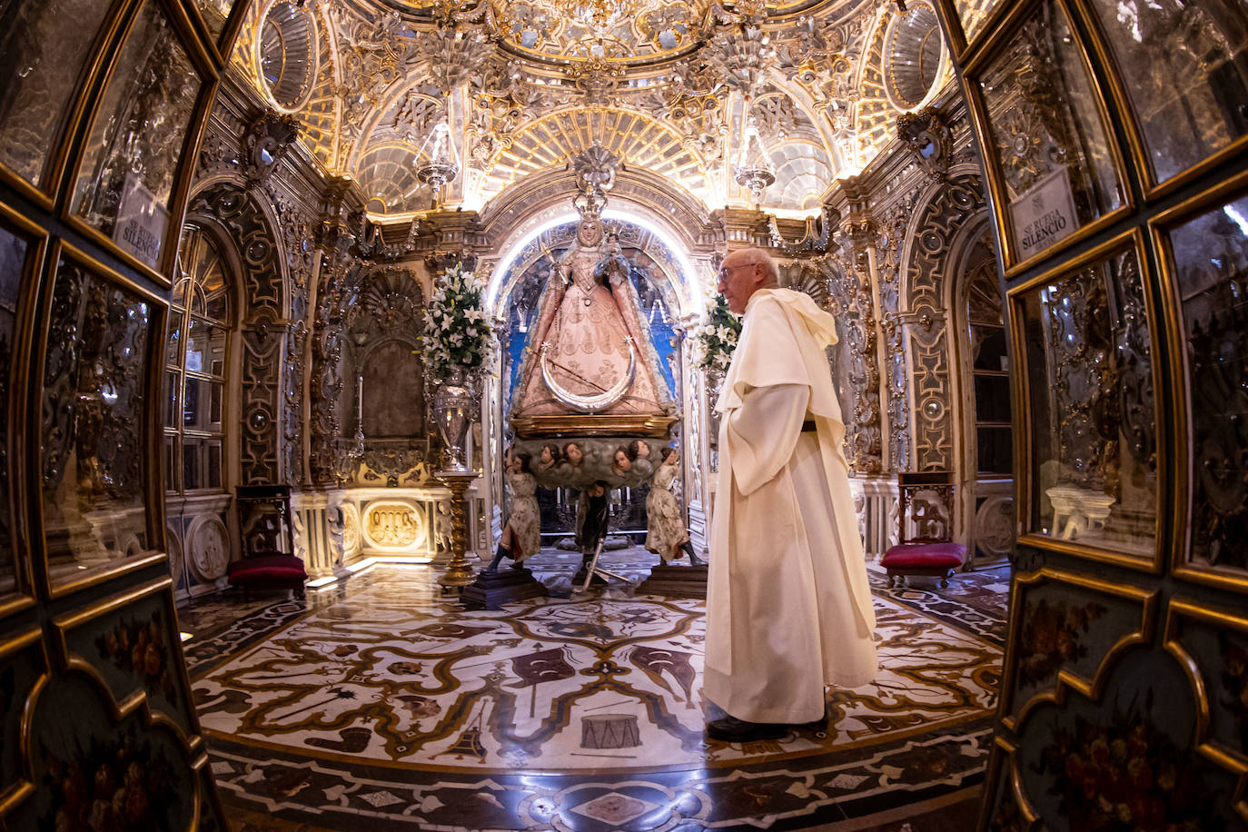 Las imágenes del espectacular camarín de la Virgen del Rosario de Granada