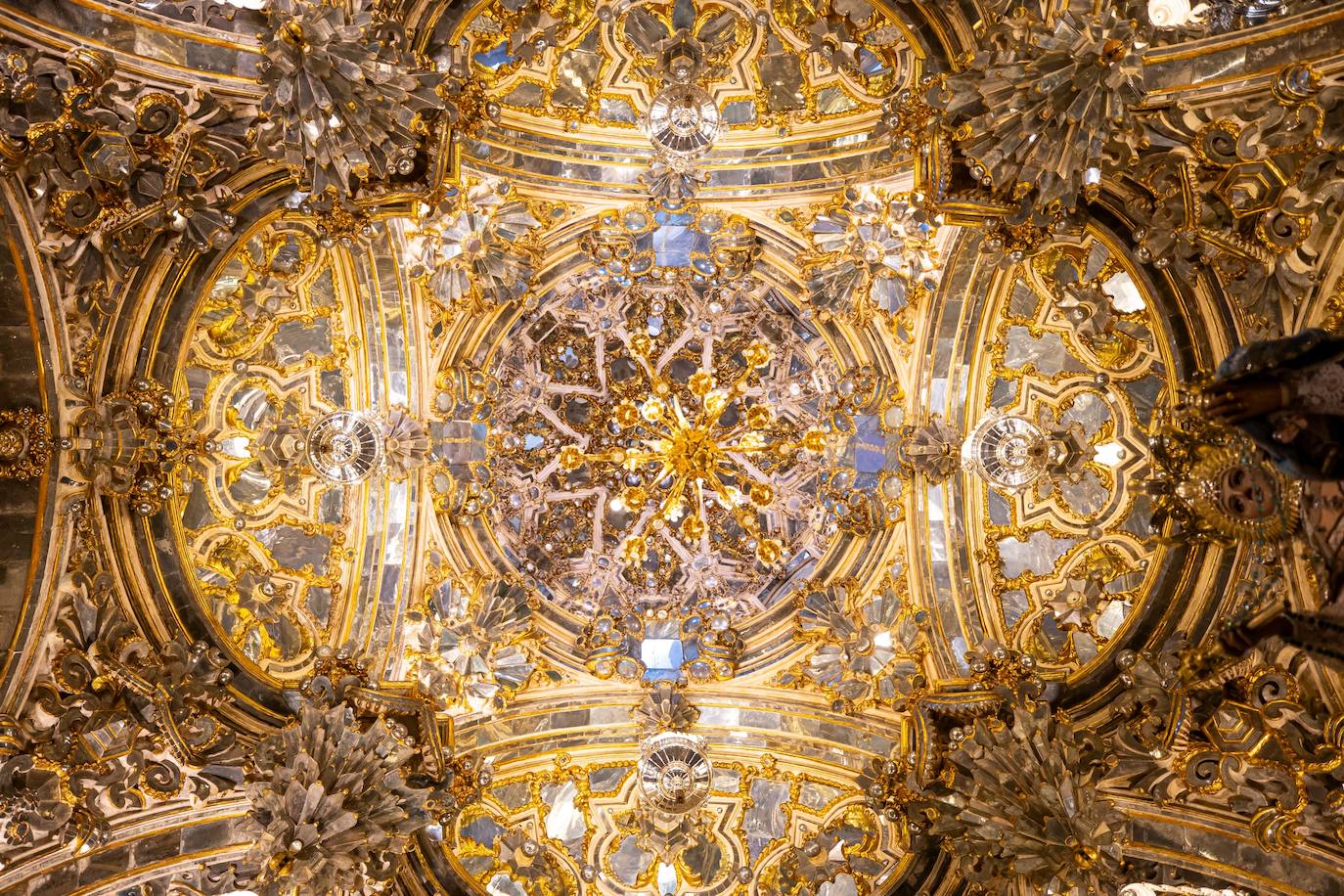 Las imágenes del espectacular camarín de la Virgen del Rosario de Granada